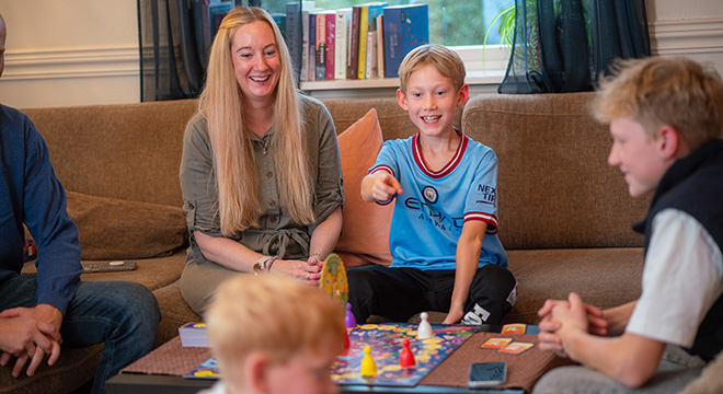 Hele familien Andersen rundt sofabordet