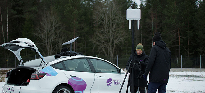 Telia-bil med utstyr for demonstrasjon av taktisk nett.