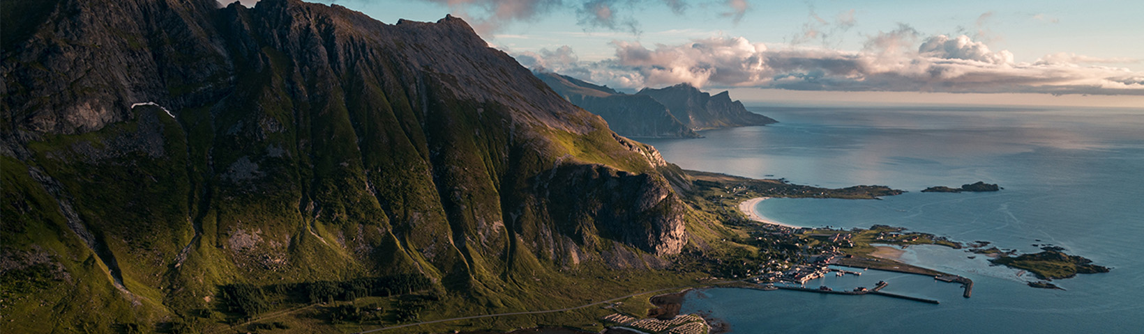 Landskapsbilde av fjell og hav